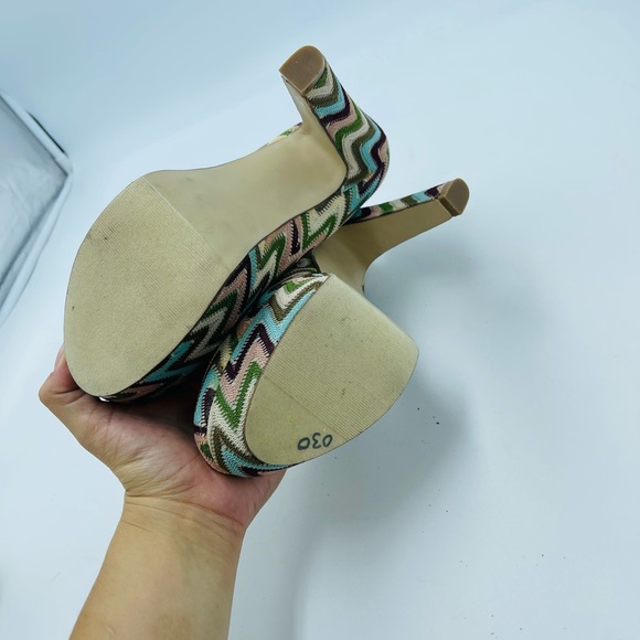 Madden Girl “Malley” Zigzag Chevron Multi Color Green Beige Platform Pumps - Picture 4 of 8